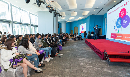 合辨機構士多的行政總裁岑廸贊向一眾大專生分享電子商貿發展方向及行銷經驗。